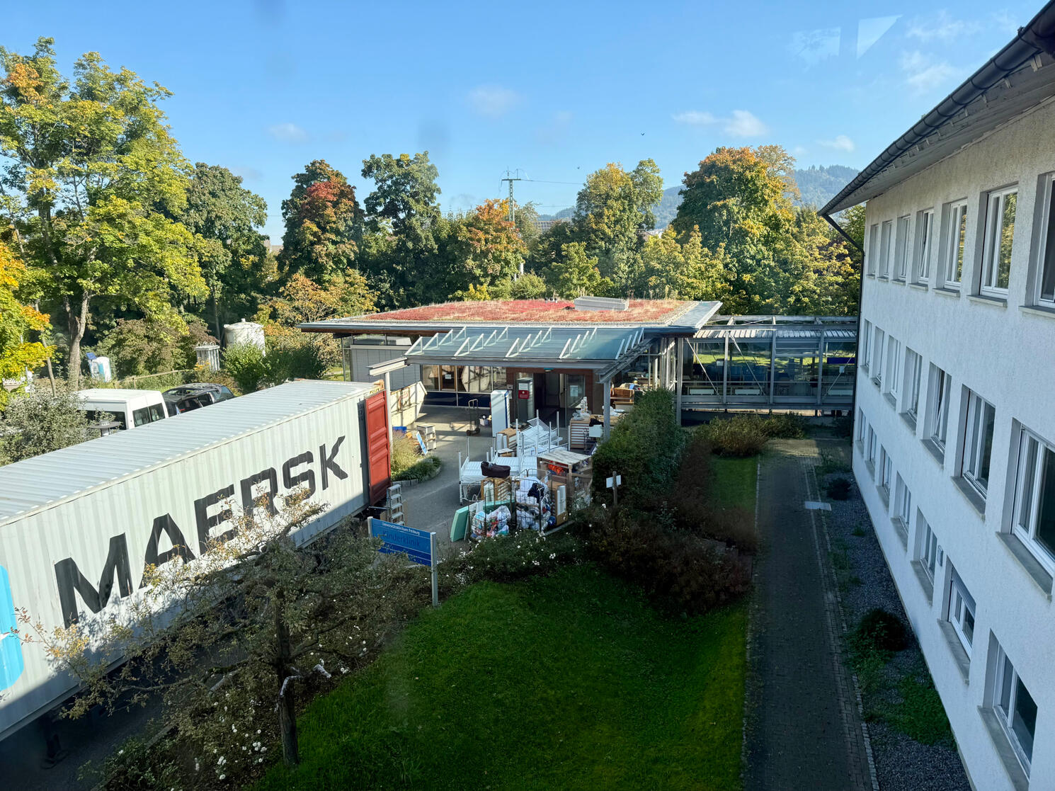 Verschiedenes Klinikmaterial steht neben dem grossen Container