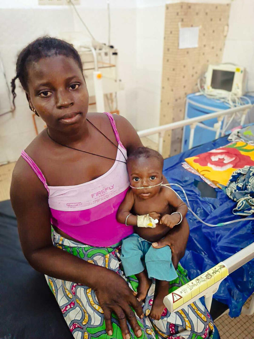 Mutter mit Baby im Einsatz mit pädiatrischer Medizintechnik