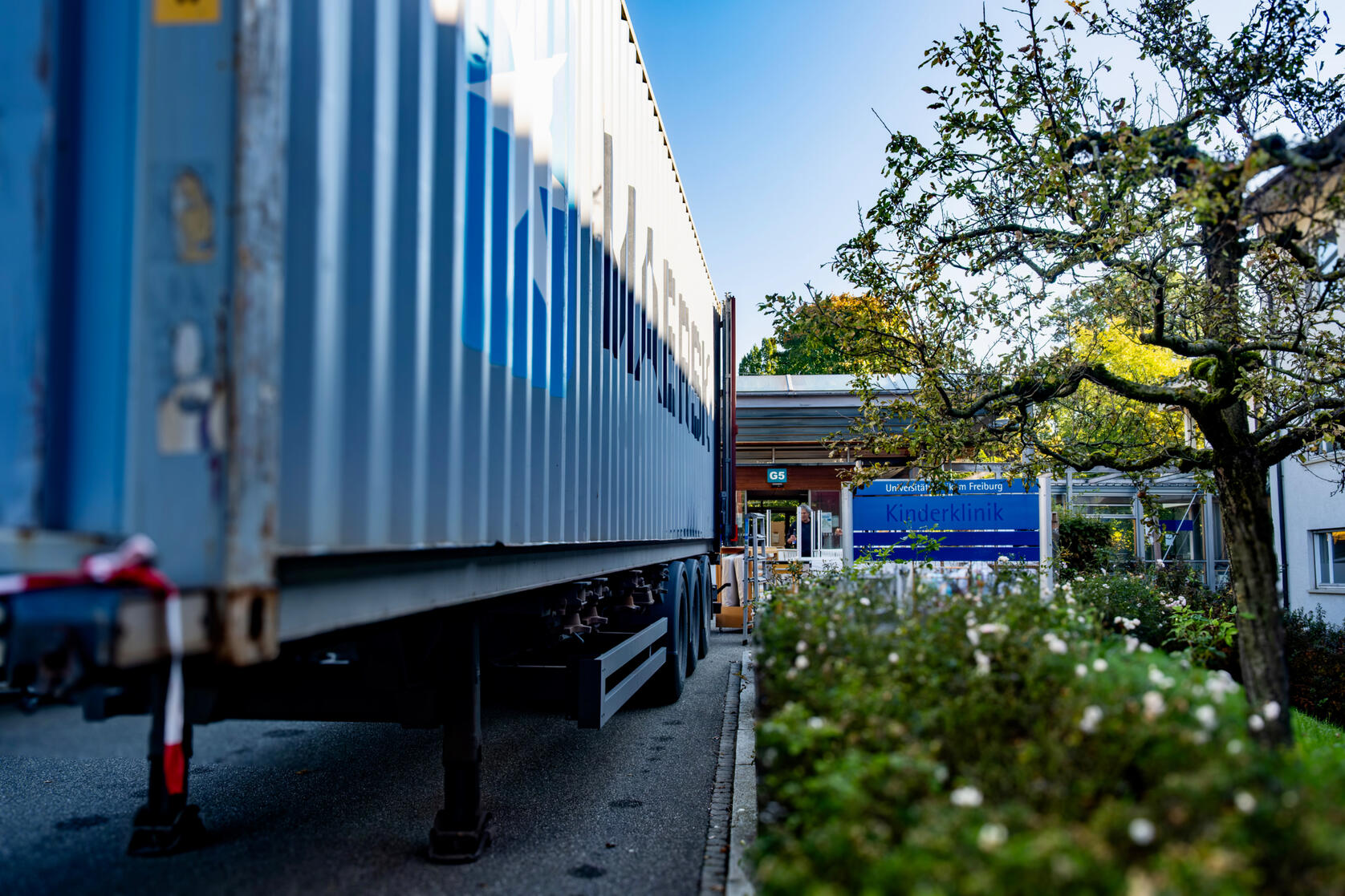 grosser Seecontainer vor Uniklinik Freiburg