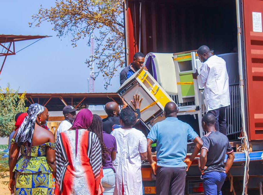 Ausladen Container mit Angestellten des Hospitals
