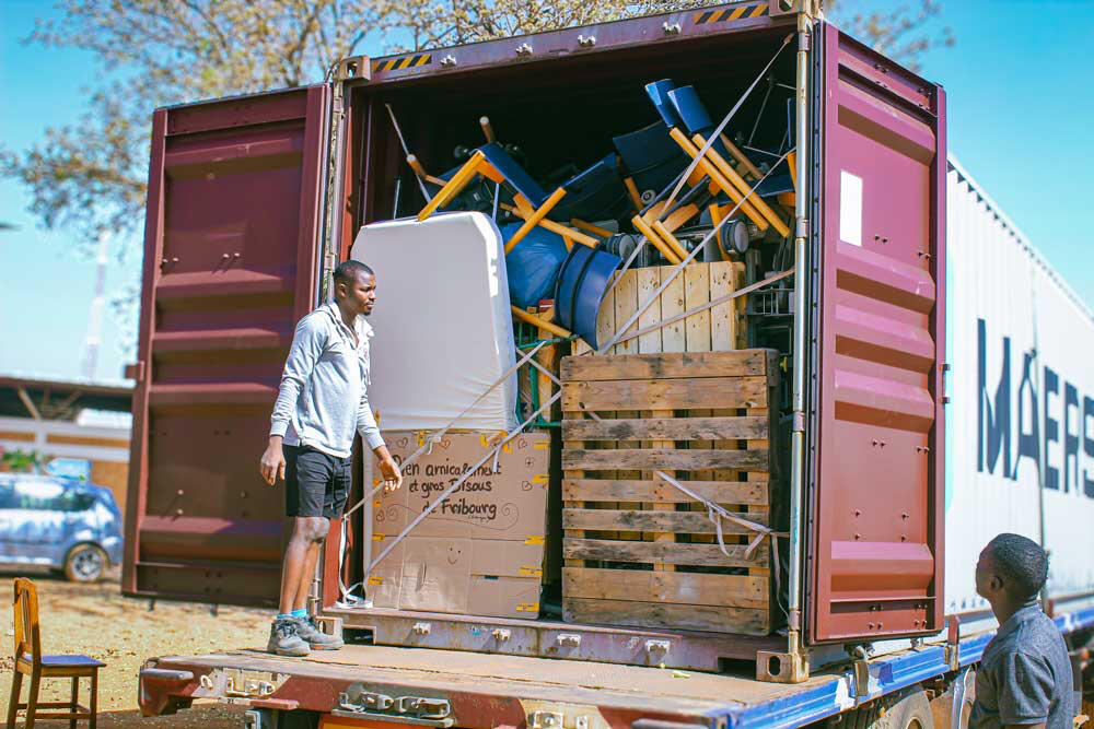 Öffnen des Seecontainers mit Sicht auf das enthaltene Klinikmaterial