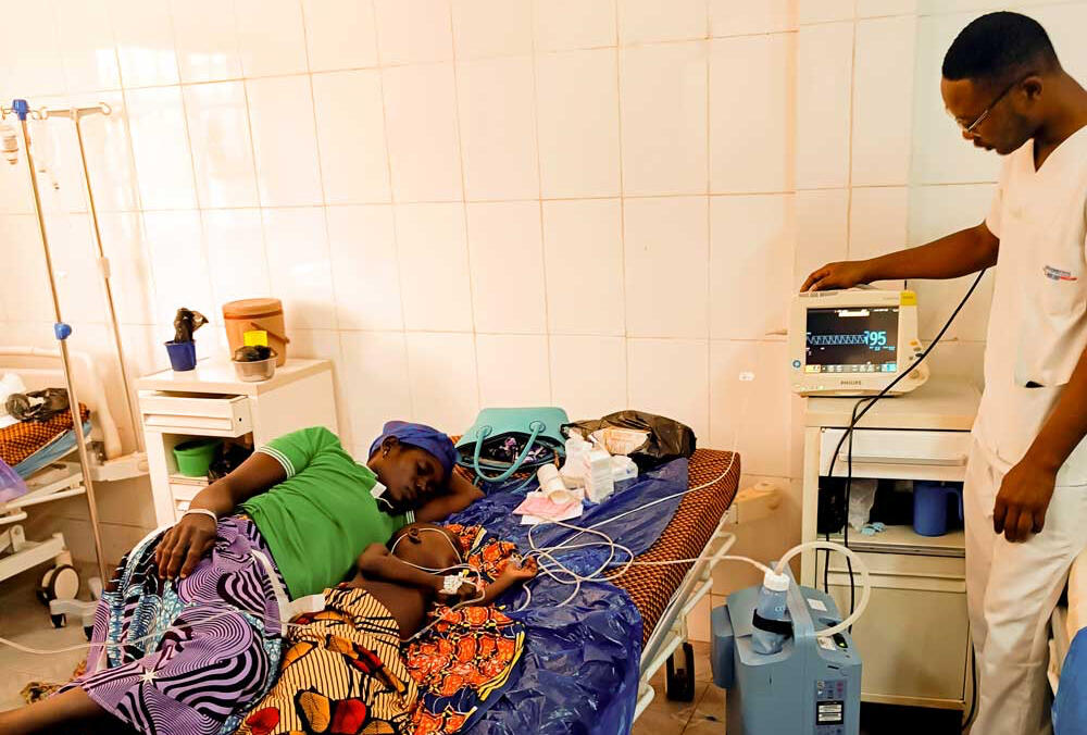 Bild von den Togoles*innen beim Ausladen des Containers in Cinkass'e