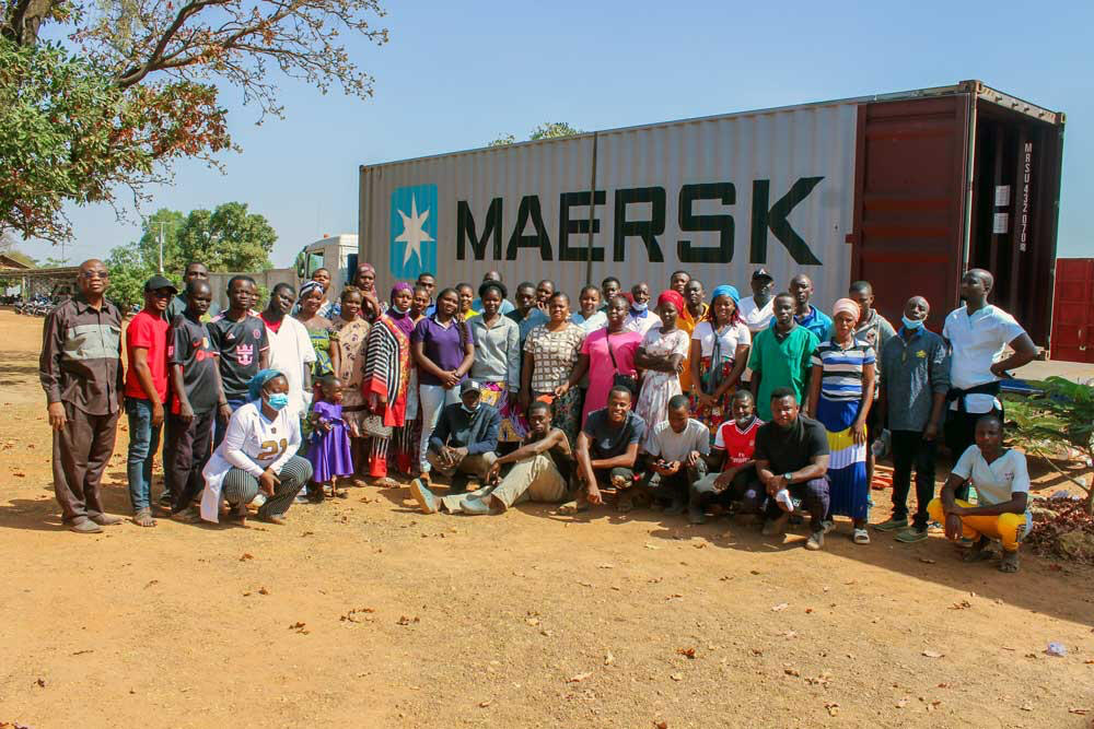 Bild von den Togoles*innen beim Ausladen des Containers in Cinkass'e