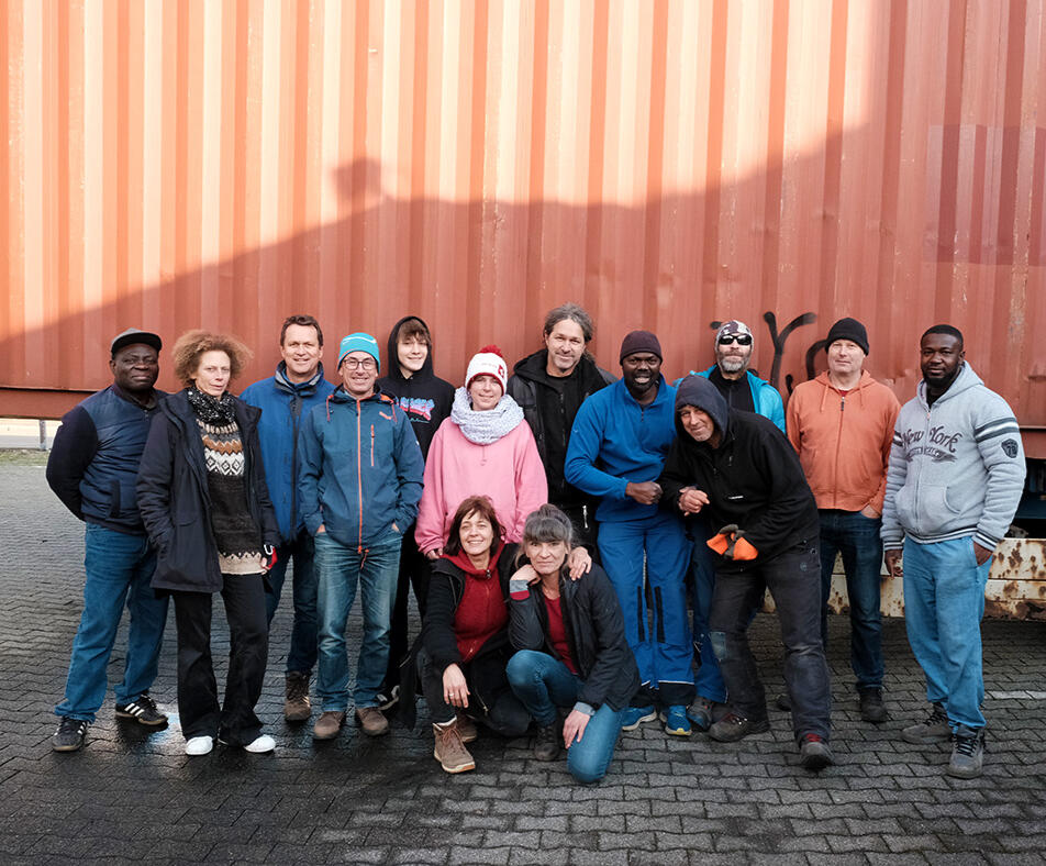 Togoheart – viel Engagement für Menschen aus Togo Eine Gruppe von Menschen vor einem Seecontainer