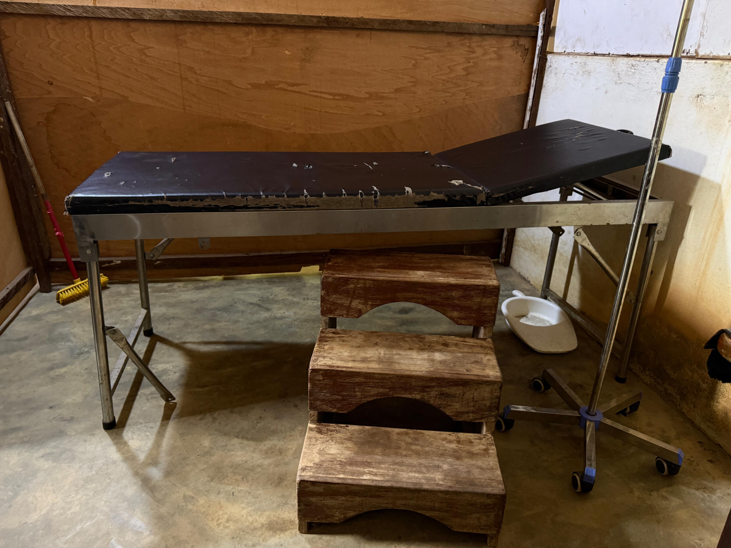 spärliche Untersuchungsliege